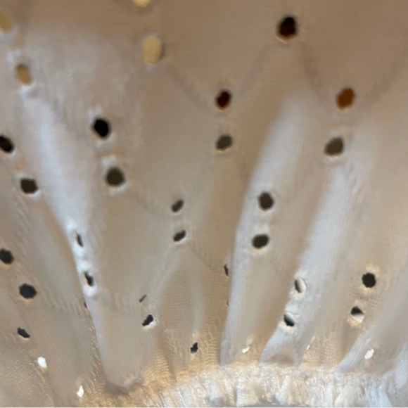 MICHAEL KORS Eyelet elegant Blouse.
Size XL - Picture 9 of 13